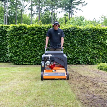 ELIET DZC600 doorzaaimachine aan het werk op een gazon