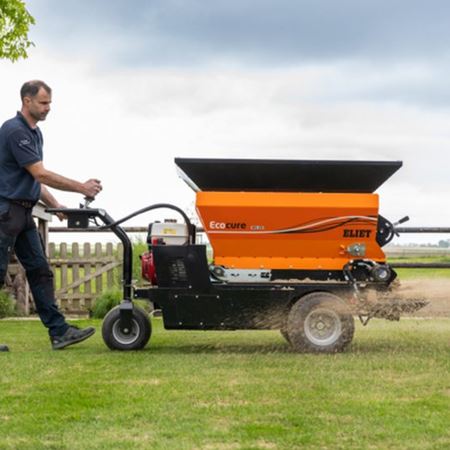 ELIET Ecocure verspreidt topdressing over een gazon
