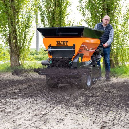 ELIET Ecocure strooit fijne compost uit op een gazon
